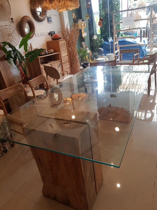 LINEA DINING TABLE